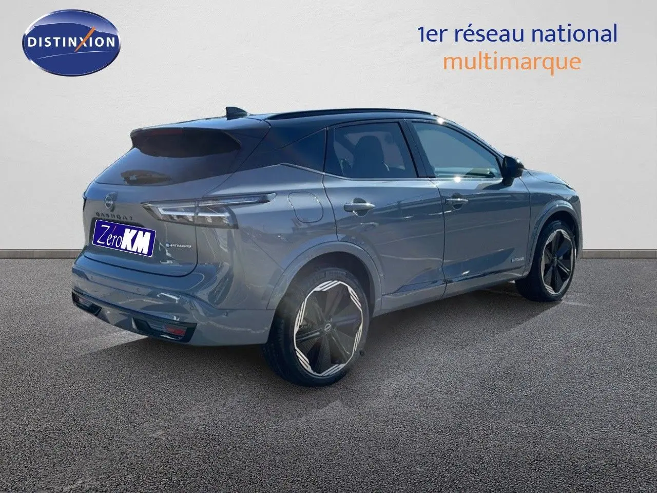 Vue 3/4 arrière droite du Nissan Qashqai 2025 gris céramique avec toit noir et jantes noires distinctives.