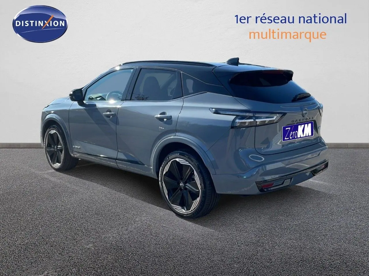 Nissan Qashqai 2025 gris céramique avec toit noir, vue 3/4 arrière côté gauche, roues noires distinctives.