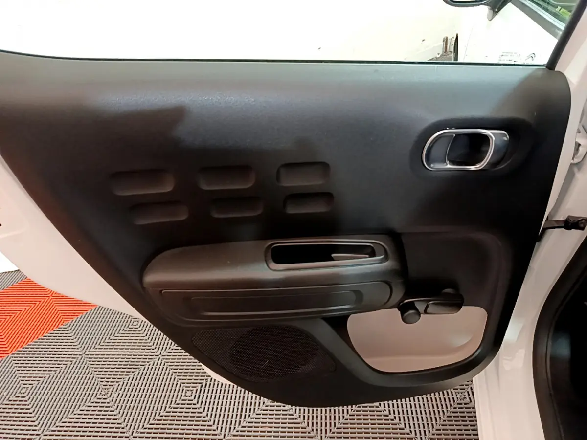 Vue rapprochée de la porte arrière droite noire et blanche d'une Citroën C3 PureTech 68 BVM Live 2018.