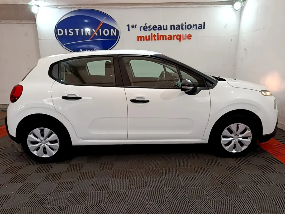 Profil côté gauche d'une Citroën C3 blanche 2018 PureTech 68 BVM Live, avec jantes acier et rétroviseurs noirs.