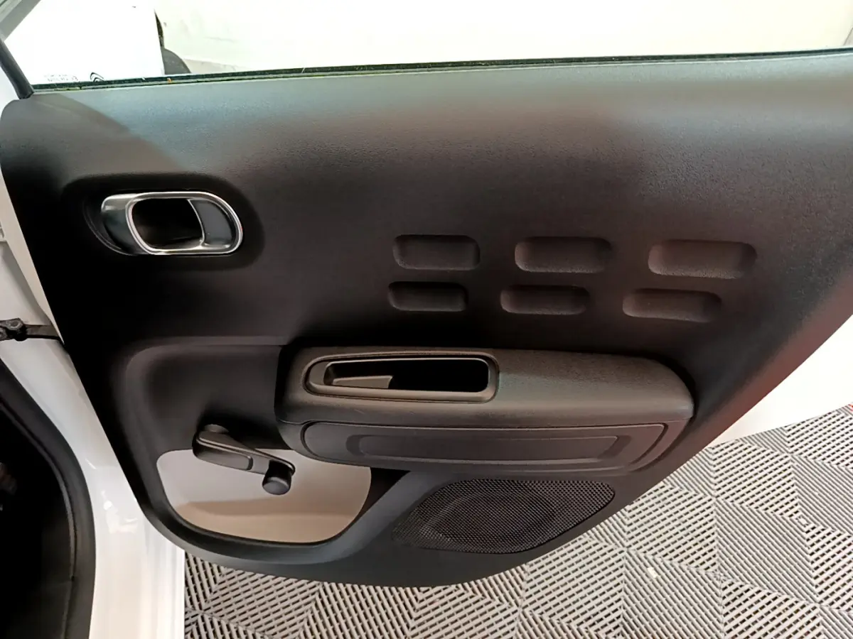 Vue rapprochée de la porte arrière gauche noire et blanche du Citroën C3 PureTech 68 BVM Live 2018.