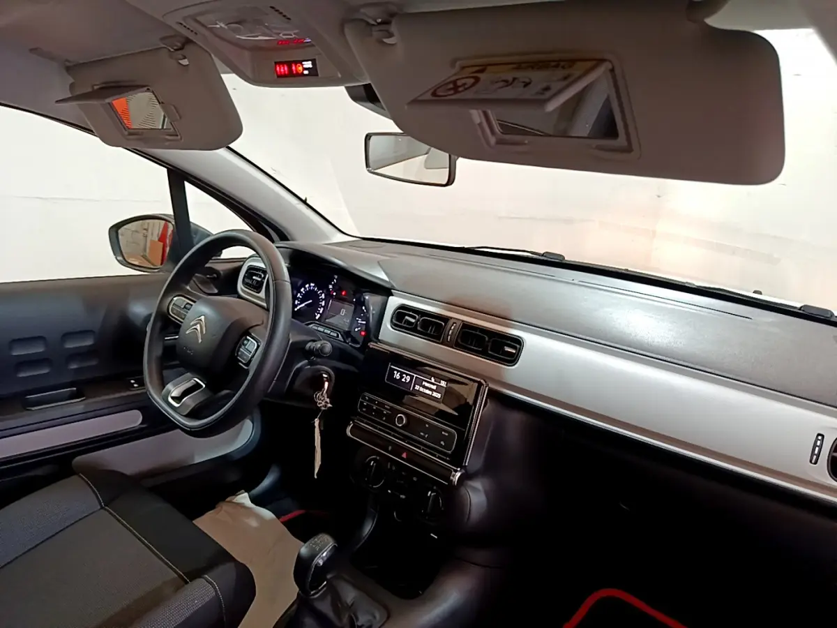 Intérieur de la Citroën C3 2018 en vue côté conducteur, tableau de bord noir et gris avec volant multifonction.