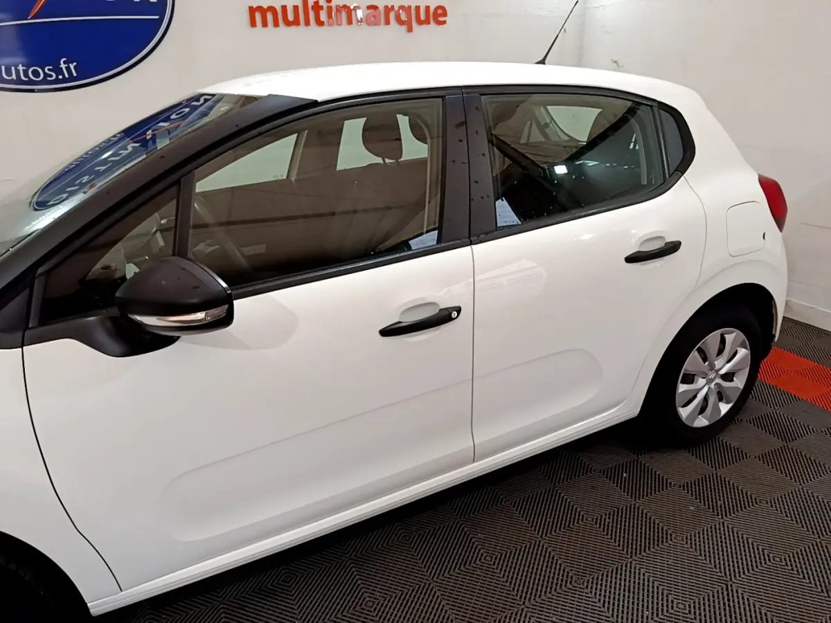 Profil côté gauche d'une Citroën C3 blanche 2018 PureTech 68 BVM Live avec poignées et rétroviseur noirs.