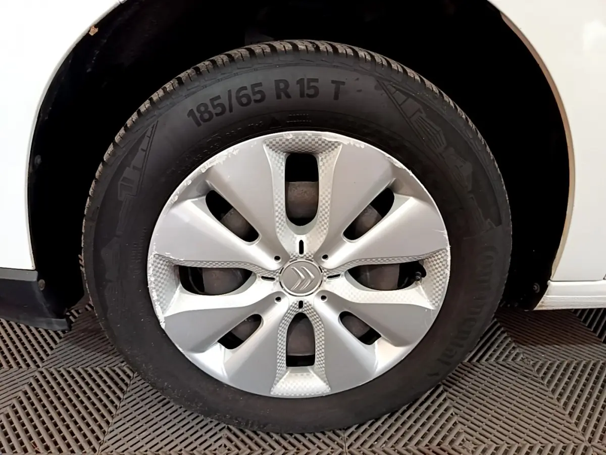 Gros plan sur la roue avant droite d'une Citroën C3 blanche de 2018, mettant en valeur la jante et le pneu Continental.