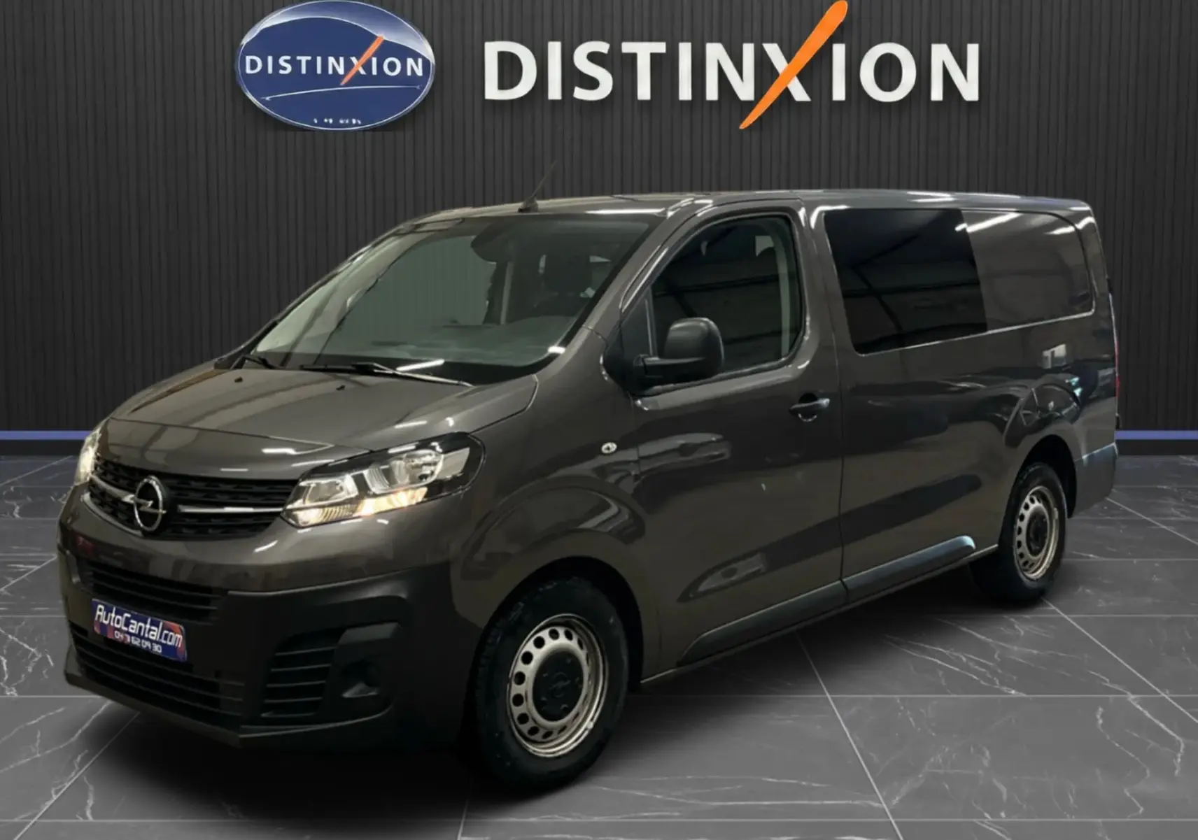 Opel Vivaro cabine approfondie gris, vue 3/4 avant droit, vitres teintées et jantes tôles visibles.