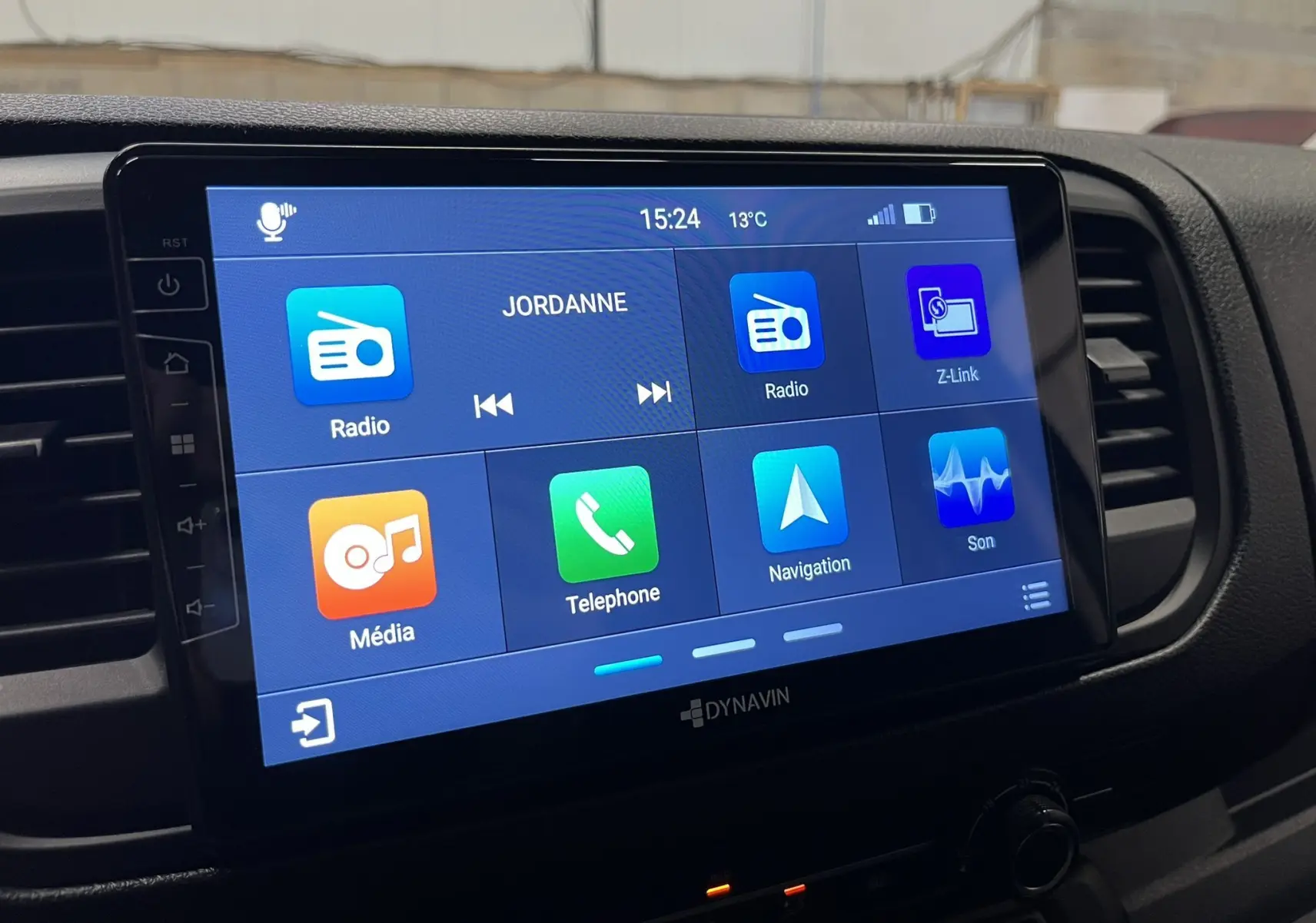 Écran tactile central du tableau de bord de l’Opel Vivaro XL gris, affichant les options radio, média, téléphone et navigation.