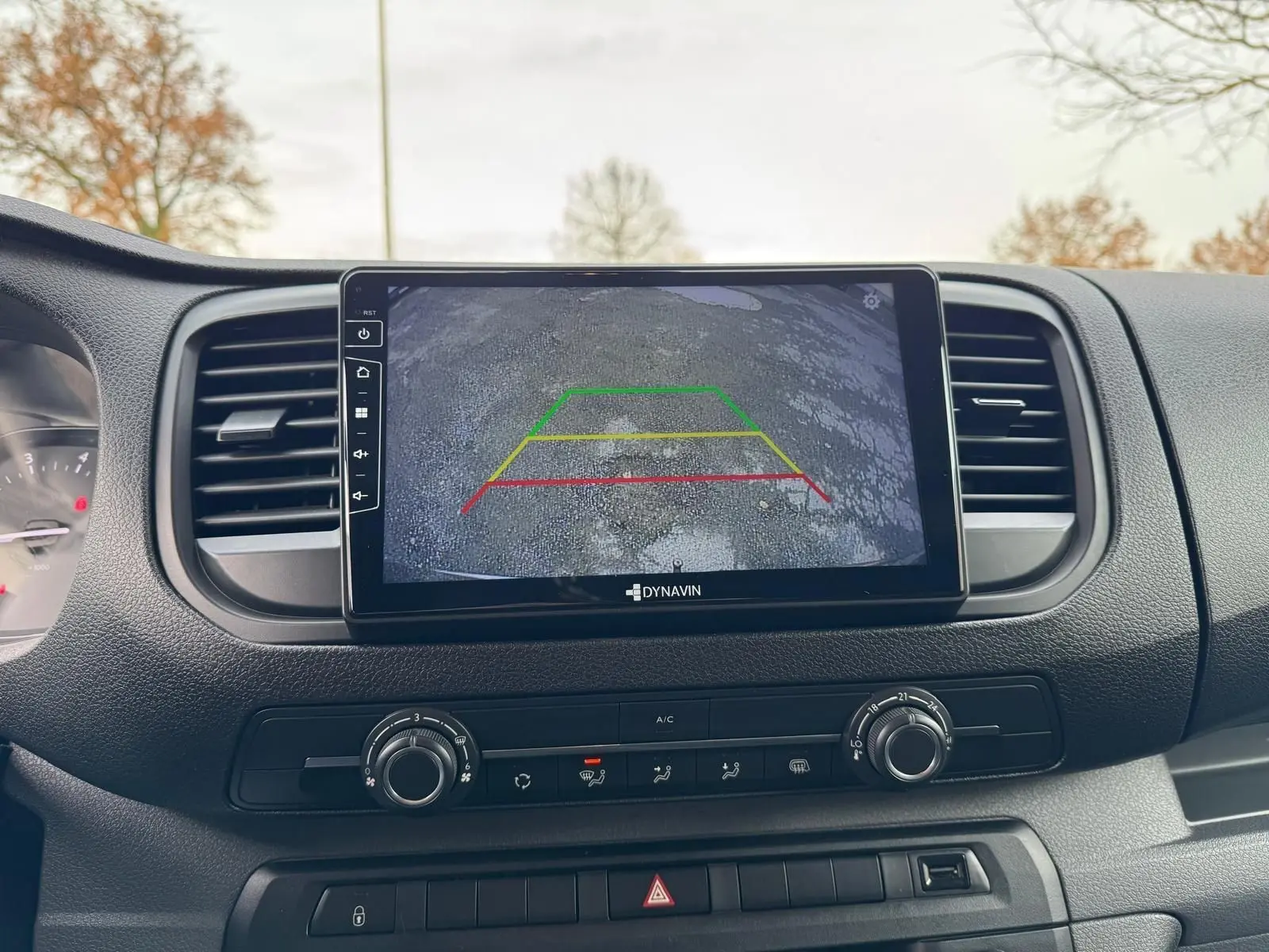 Vue intérieure du tableau de bord de l'Opel Vivaro XL 2023, écran caméra de recul affichant l'arrière au sol.