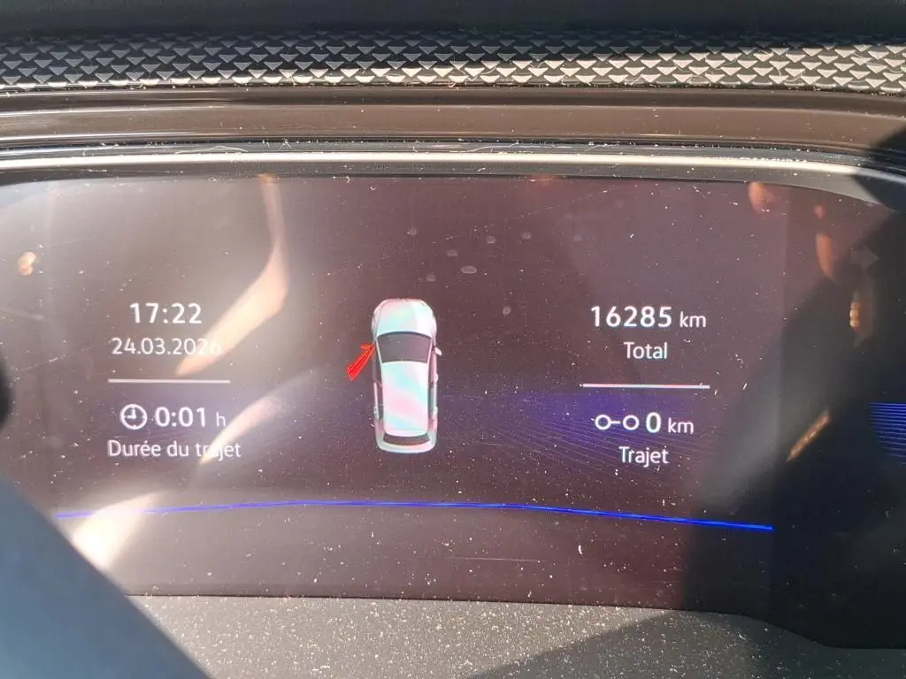 Affichage numérique du tableau de bord montrant une Volkswagen Polo noire vue de dessus avec porte gauche ouverte.