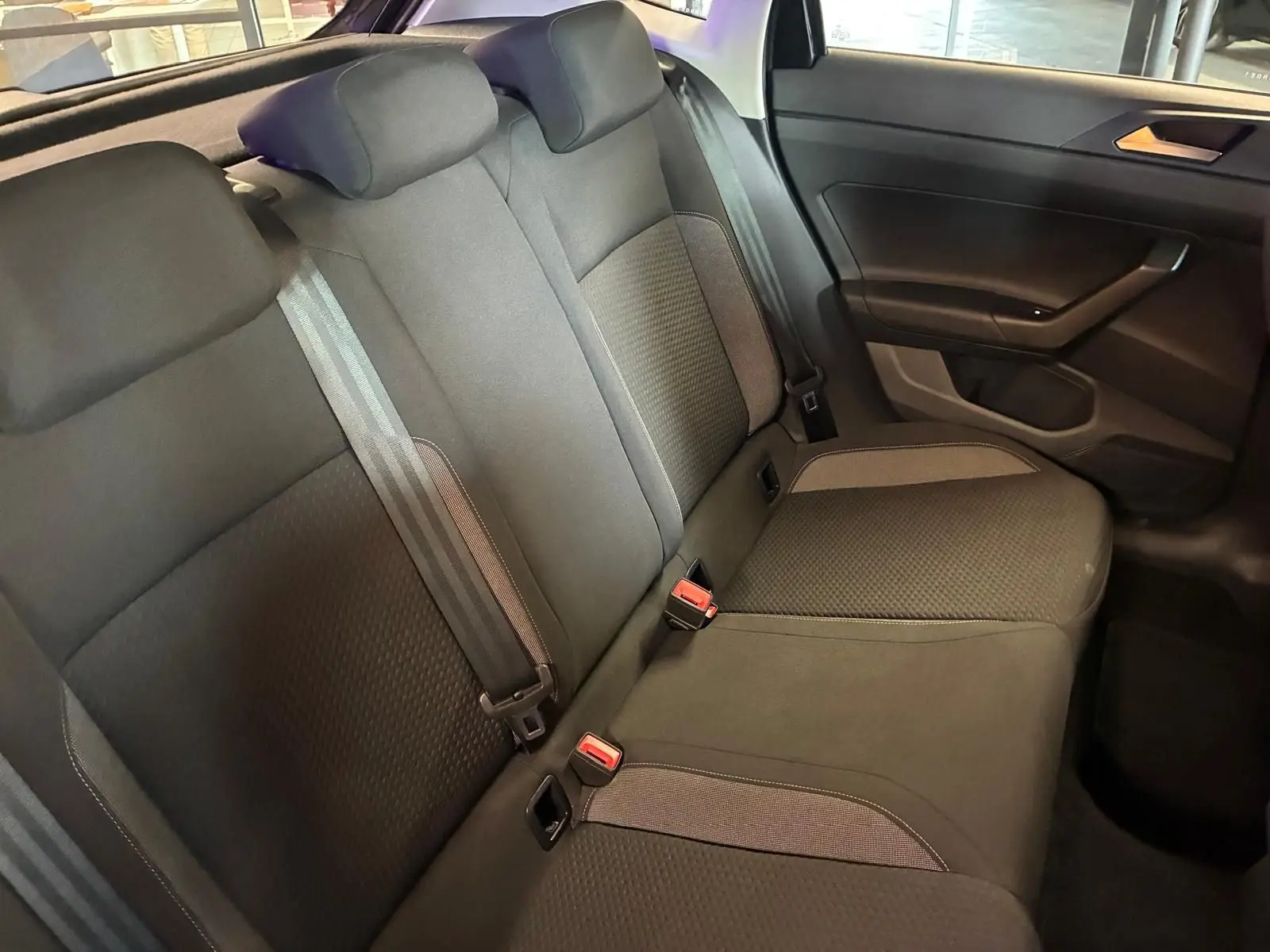 Vue intérieure de la banquette arrière en tissu gris noir de la Volkswagen Polo 1.0 TSI 95 DSG7 Life 2022.