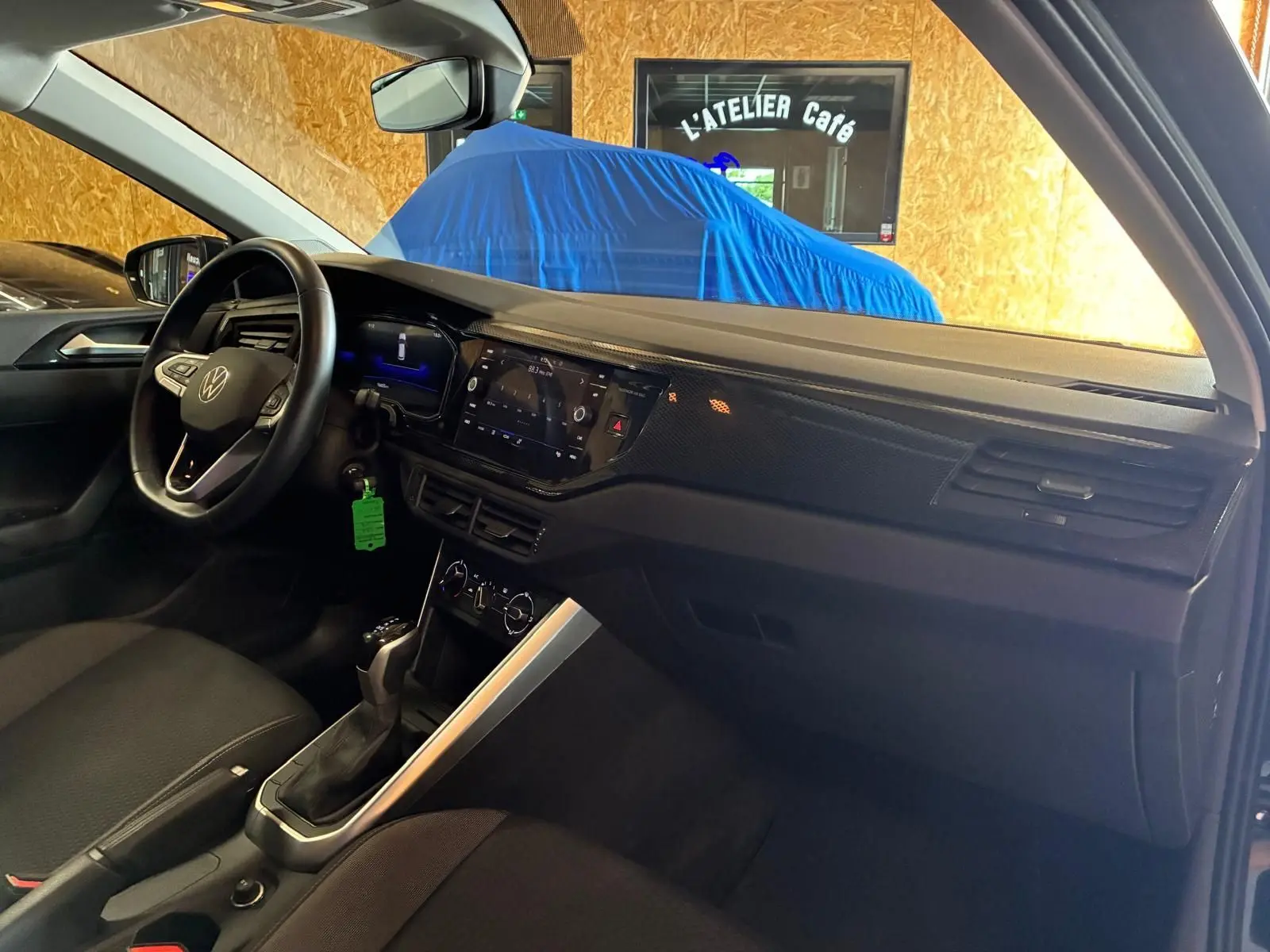 Intérieur noir de Volkswagen Polo 2022, vue côté conducteur montrant tableau de bord et volant multifonctions.