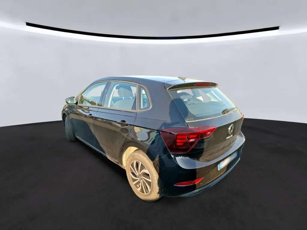 Vue 3/4 arrière droite d'une Volkswagen Polo noire 2022 avec feux arrière LED et jantes alliage.