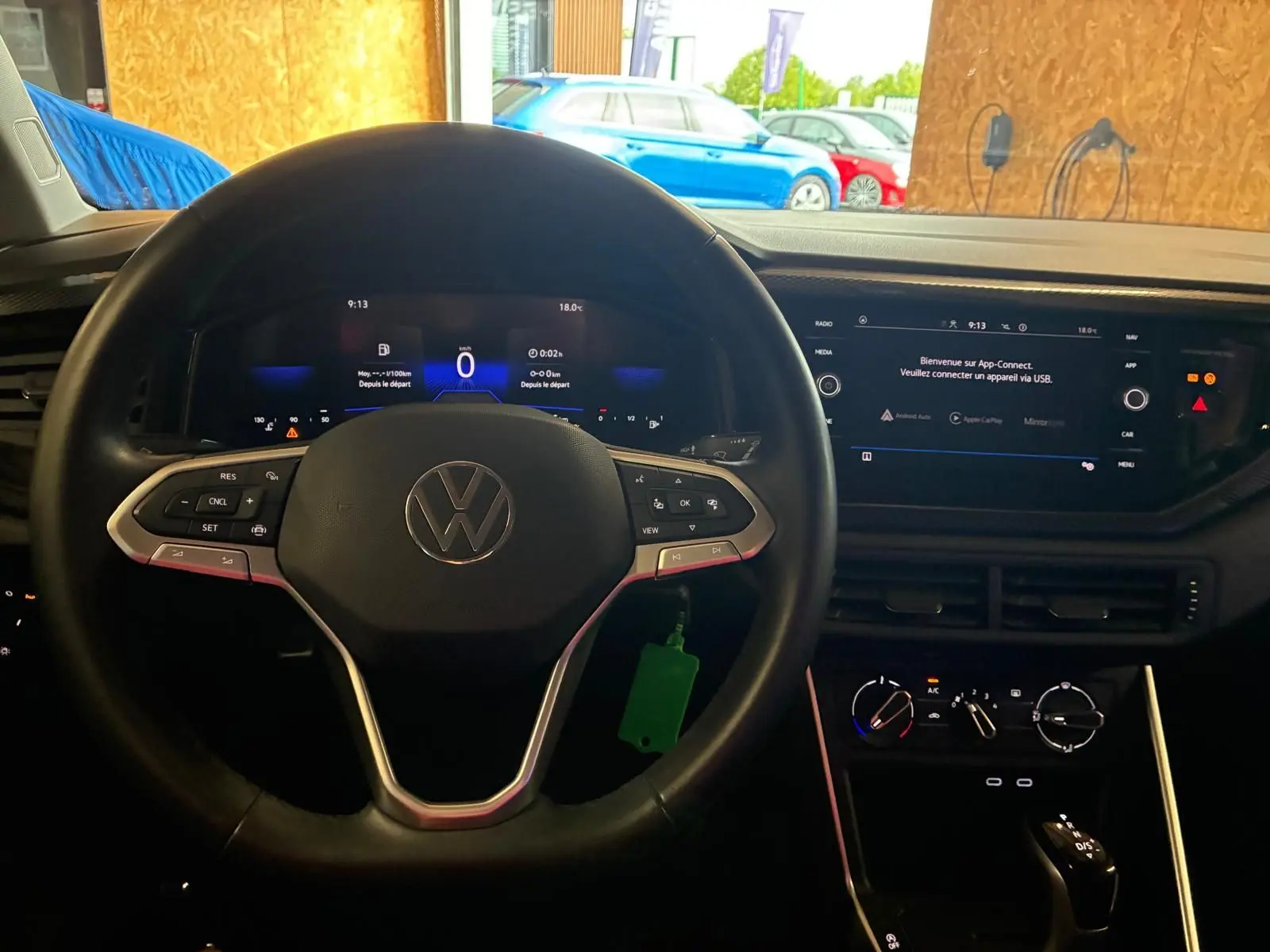 Vue intérieure centrée sur le volant cuir noir et le tableau de bord digital d'une Volkswagen Polo 2022.