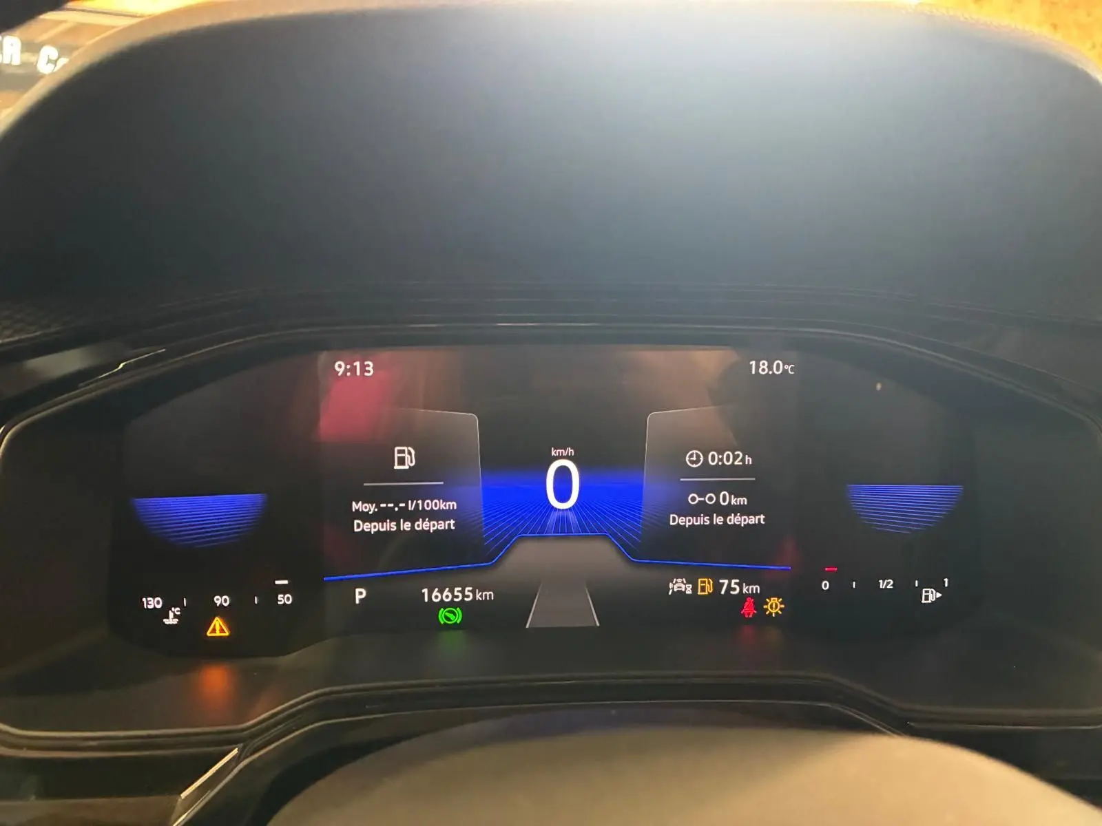 Tableau de bord numérique de Volkswagen Polo noir, affichage central de vitesse à 0 km/h, vue frontale rapprochée.
