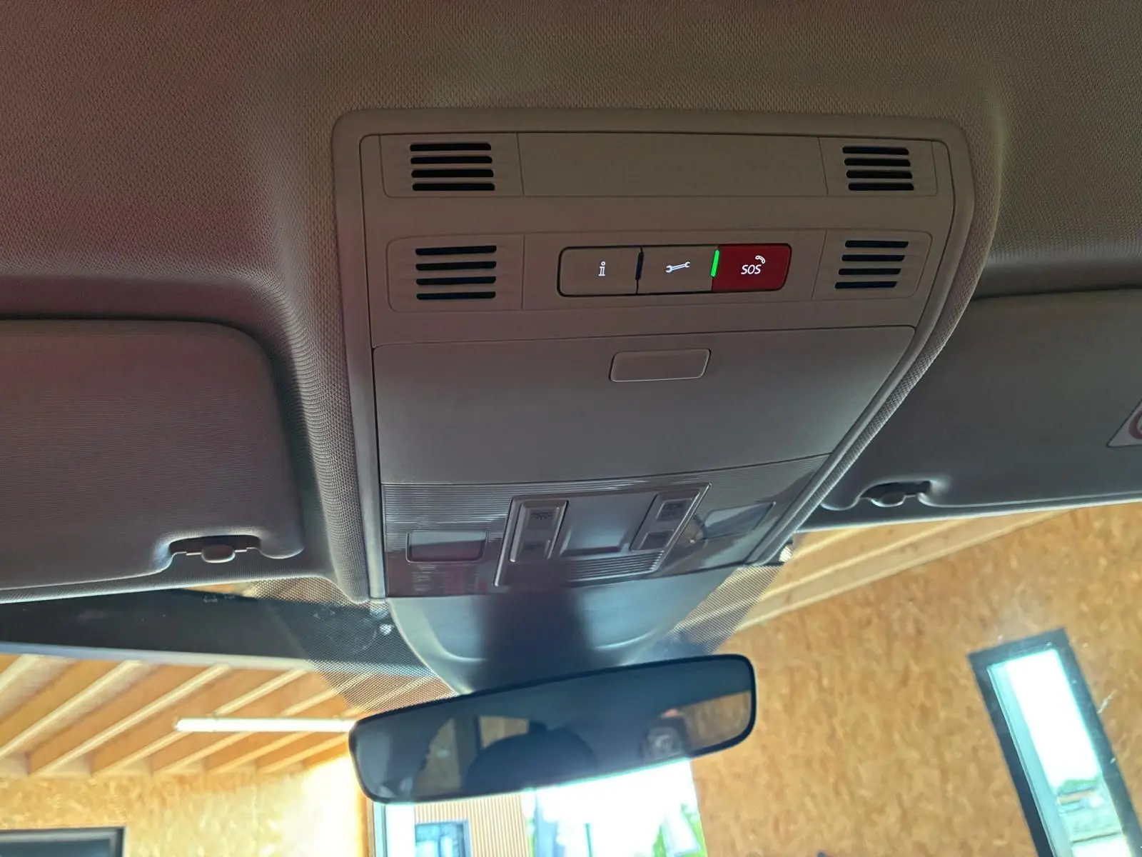 Vue intérieure du plafonnier avec commandes SOS et rétroviseur intérieur d'une Volkswagen Polo noire 2022.