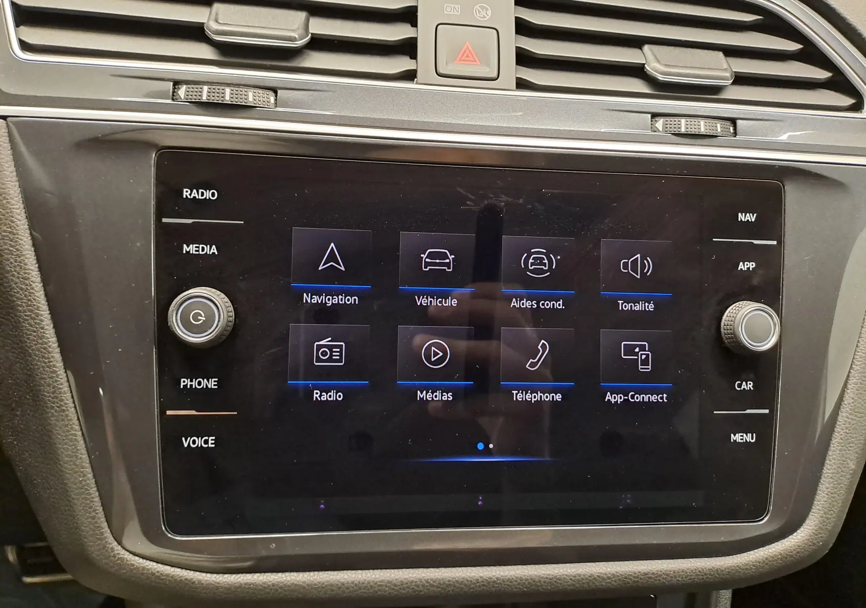 Écran tactile central du Volkswagen Tiguan Allspace 2023, affichant le menu principal avec options de navigation et médias.