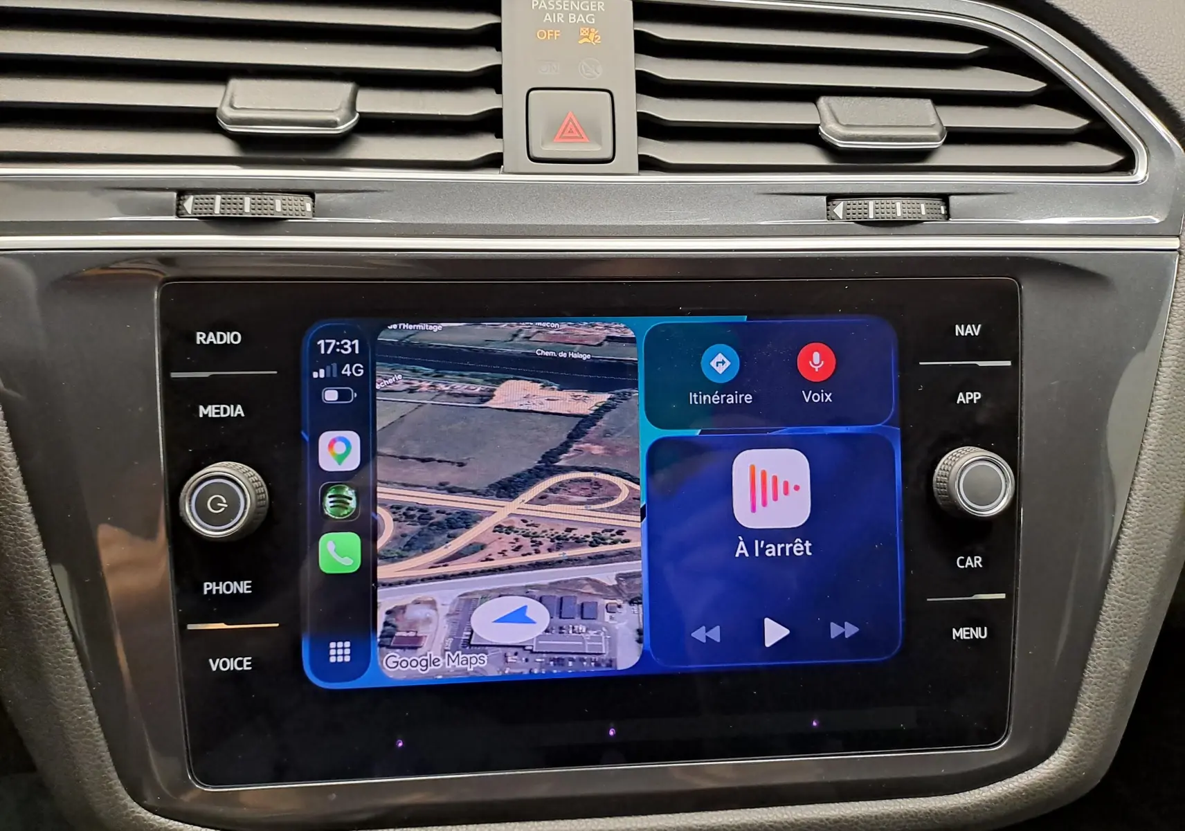 Vue rapprochée de l'écran tactile central du Volkswagen Tiguan Allspace blanc pur 2023 avec interface Google Maps et commandes tactiles.