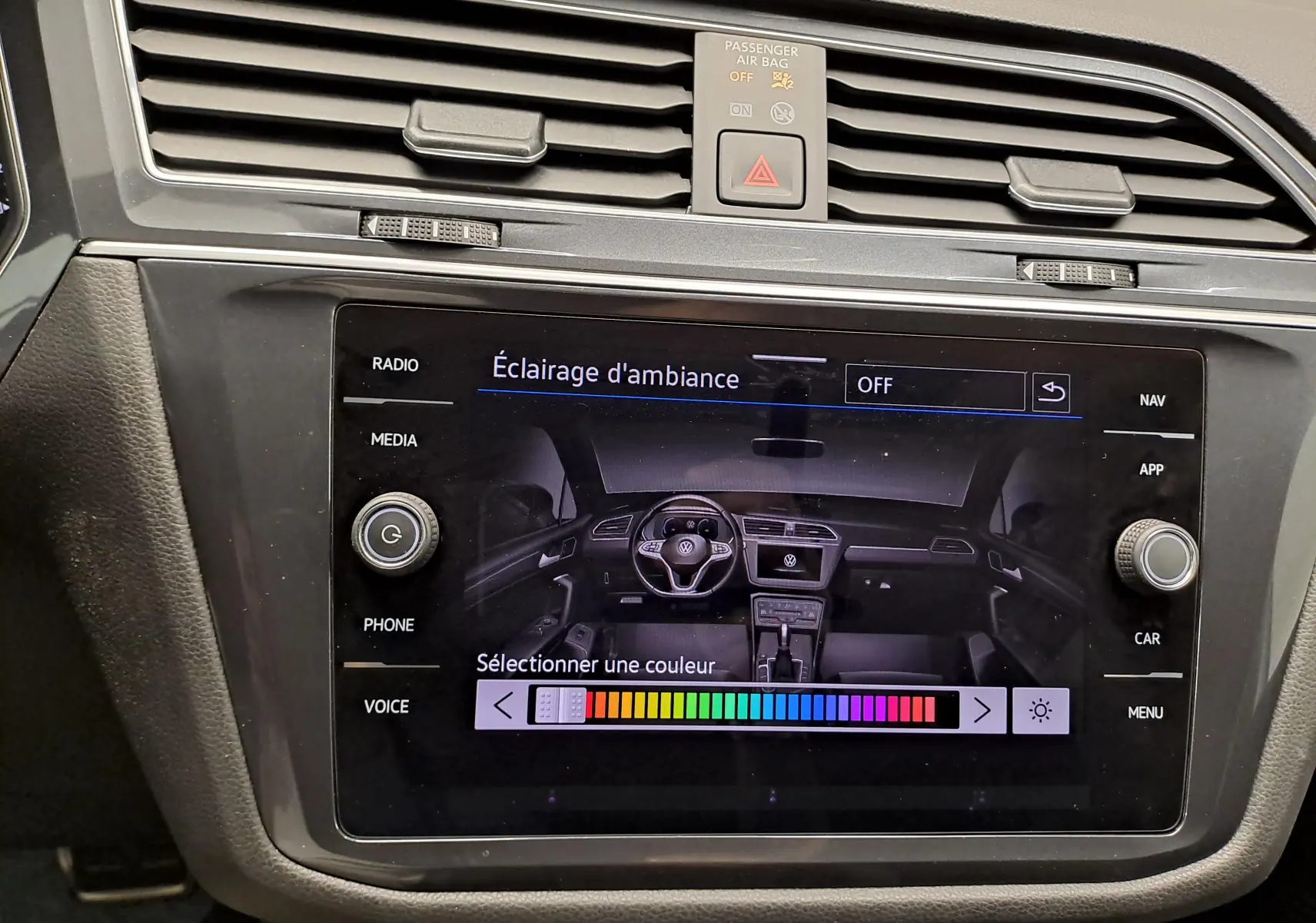 Écran tactile central du Volkswagen Tiguan Allspace 2023 affichant le réglage de l’éclairage d’ambiance, avec commandes autour.