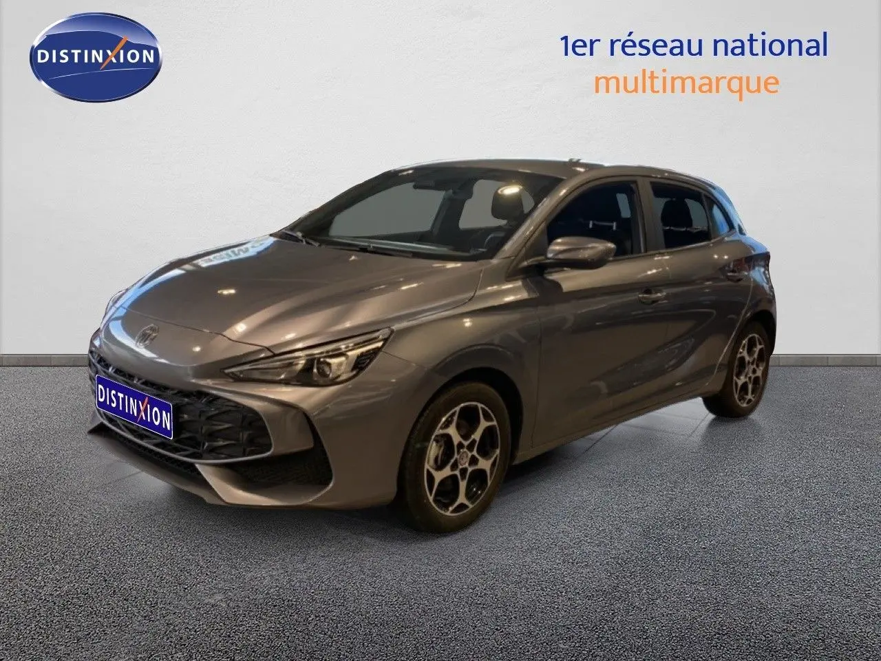 MG3 1.5 Hybrid 195ch Comfort en gris Hampstead, vue 3/4 avant avec jantes bi-ton et calandre noire.