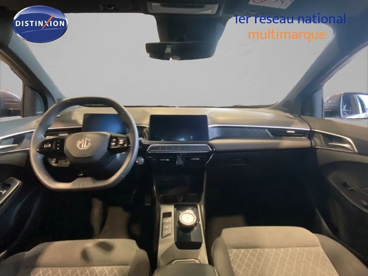 Vue intérieure avant du MG3 1.5 Hybrid 195ch Comfort 2024, tableau de bord moderne avec écran tactile central et volant multifonction.