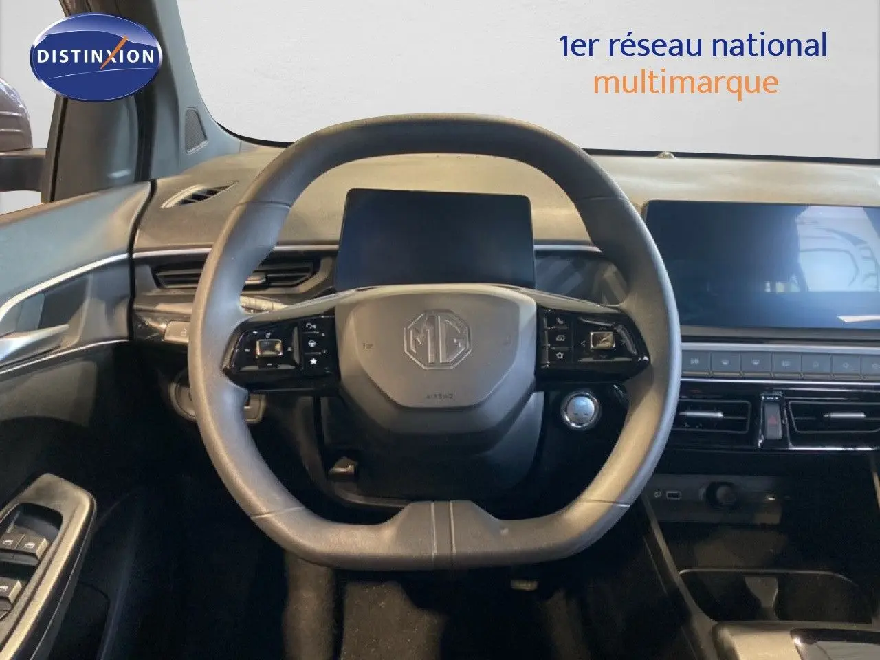 Vue intérieure centrée sur le volant multifonction du MG3 1.5 Hybrid 195ch Comfort, tableau de bord moderne noir.
