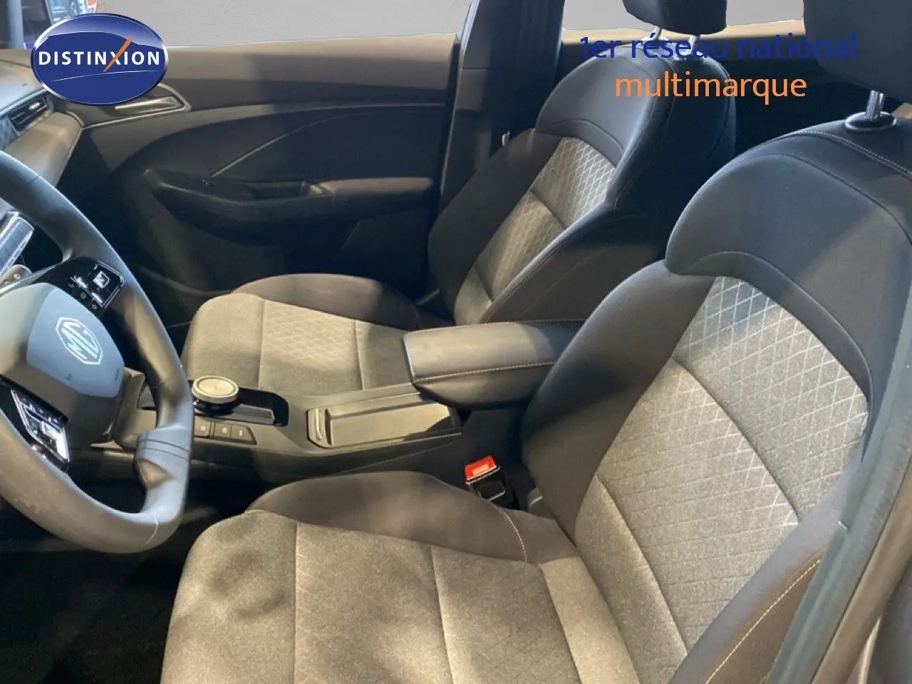 Vue intérieure côté conducteur du MG3 1.5 Hybrid 2024 avec sièges tissu gris noir et console centrale moderne.