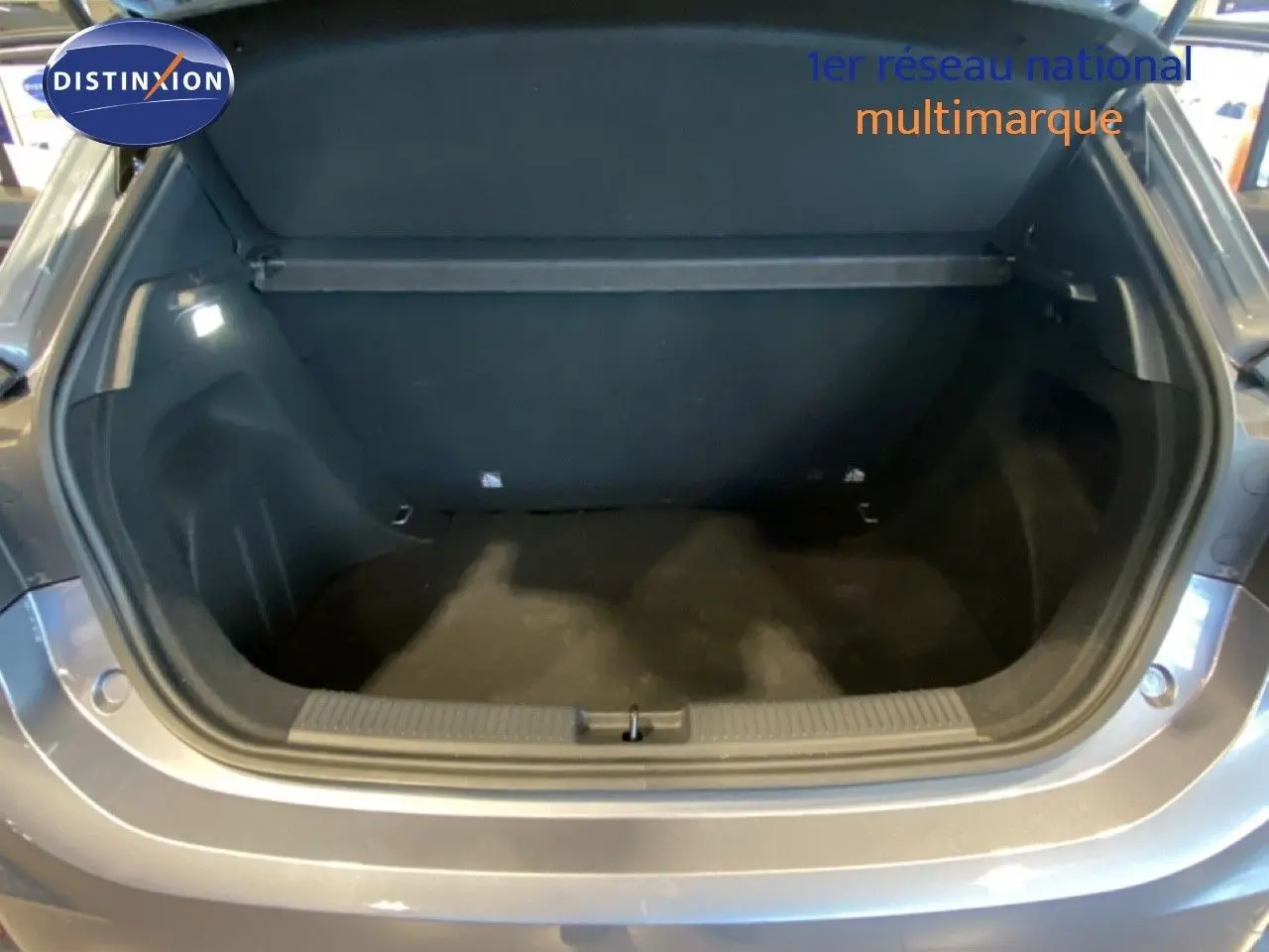 Coffre ouvert vu de l'arrière d'une MG3 1.5 Hybrid 195ch Comfort en gris Hampstead métallisé.