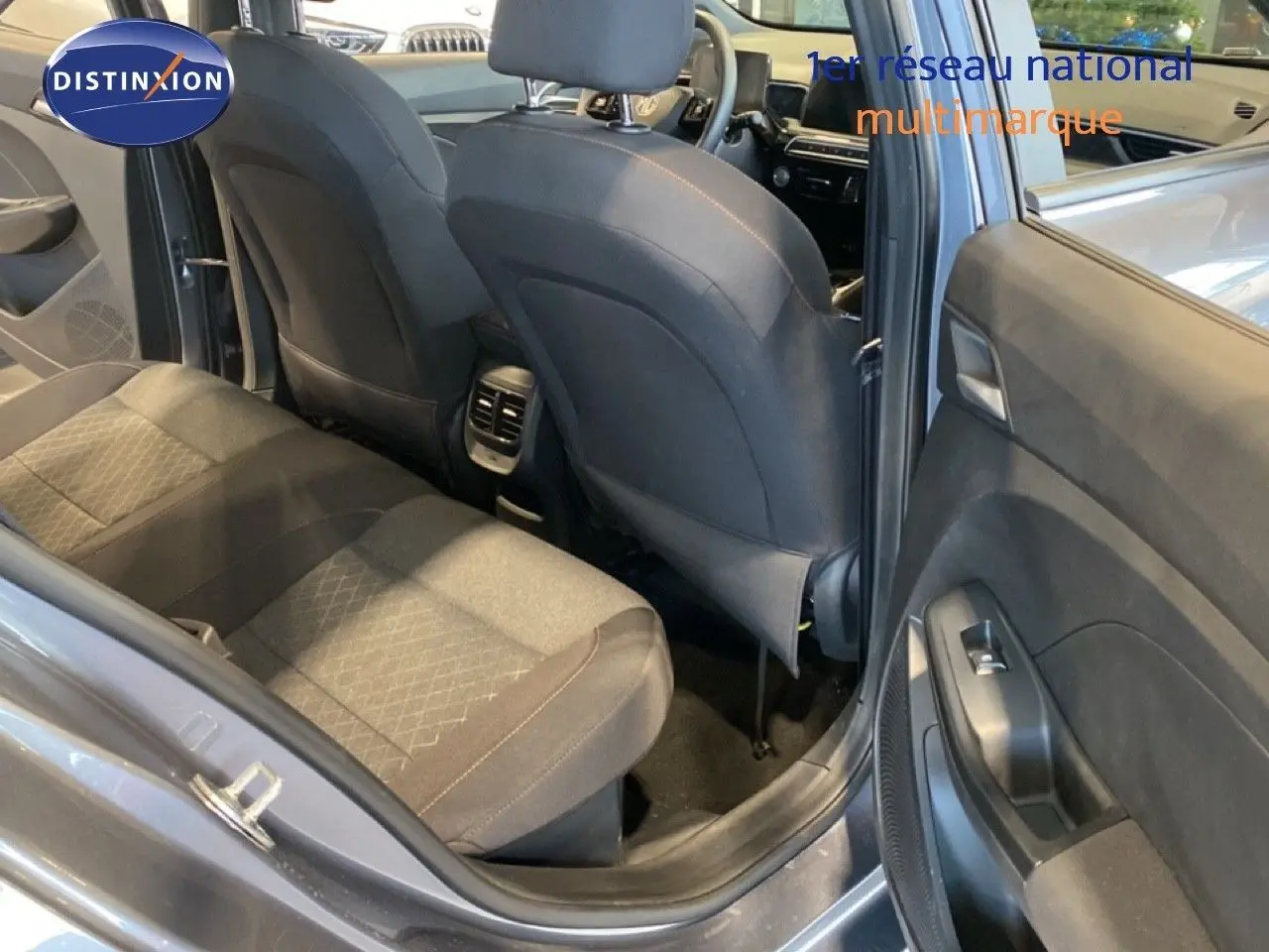 Vue intérieure arrière côté droit du MG3 1.5 Hybrid 195ch Comfort en gris Hampstead, montrant les sièges et la portière ouverte.