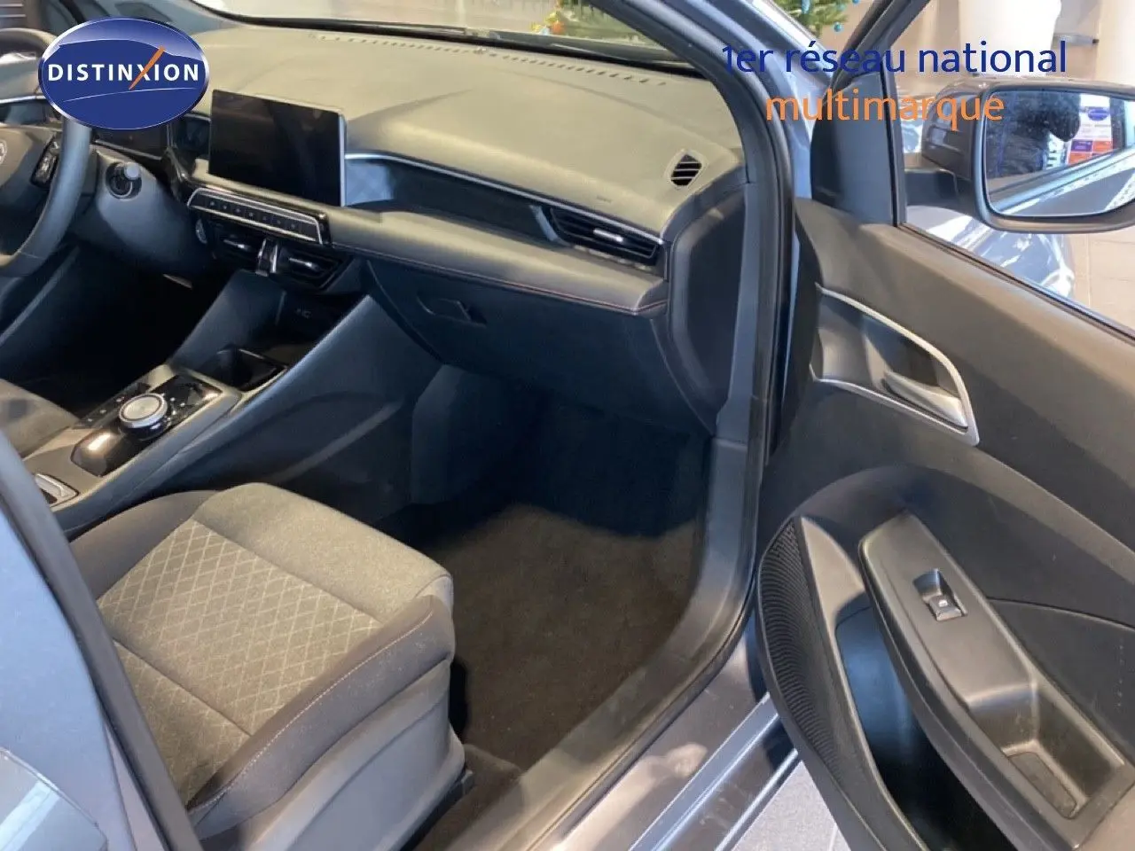 Vue intérieure côté passager de la MG3 1.5 Hybrid 195ch Comfort 2024 en gris Hampstead, avec tableau de bord moderne.