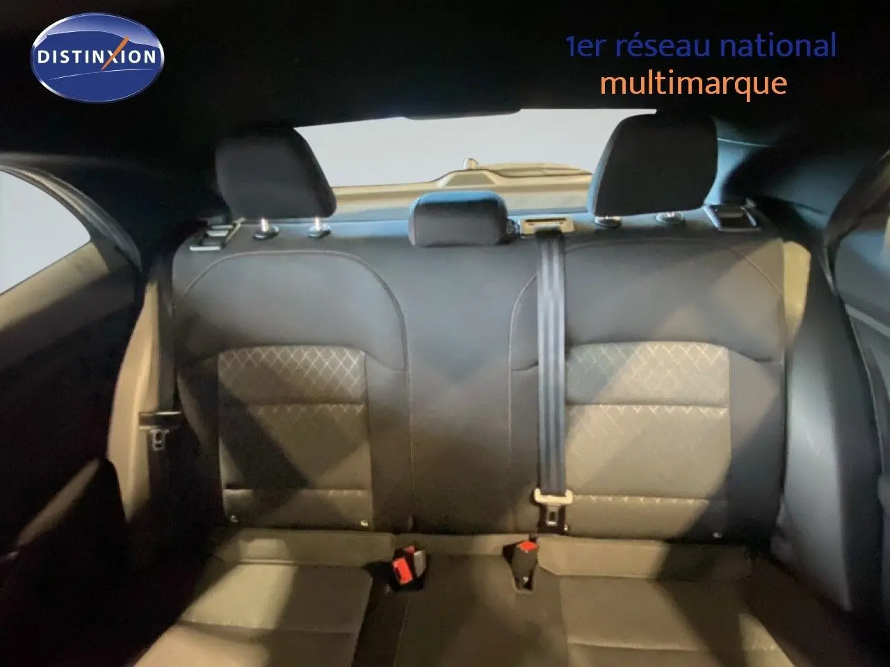 Vue intérieure arrière des sièges arrière en tissu gris noir du MG MOTOR MG3 1.5 Hybrid 195ch Comfort 2024.