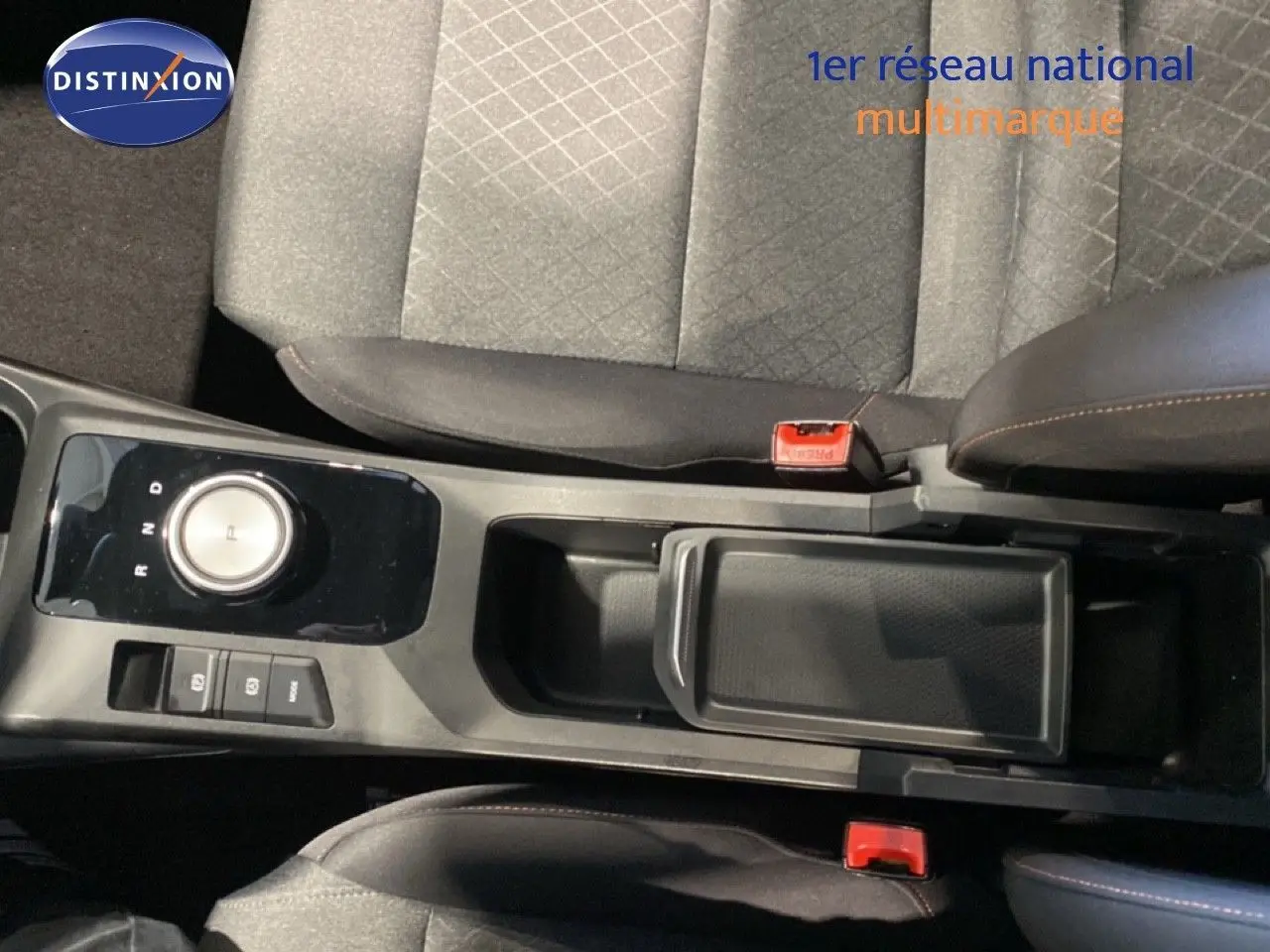 Vue plongeante sur la console centrale et les sièges avant gris foncé du MG3 1.5 Hybrid 2024 avec boîte automatique.