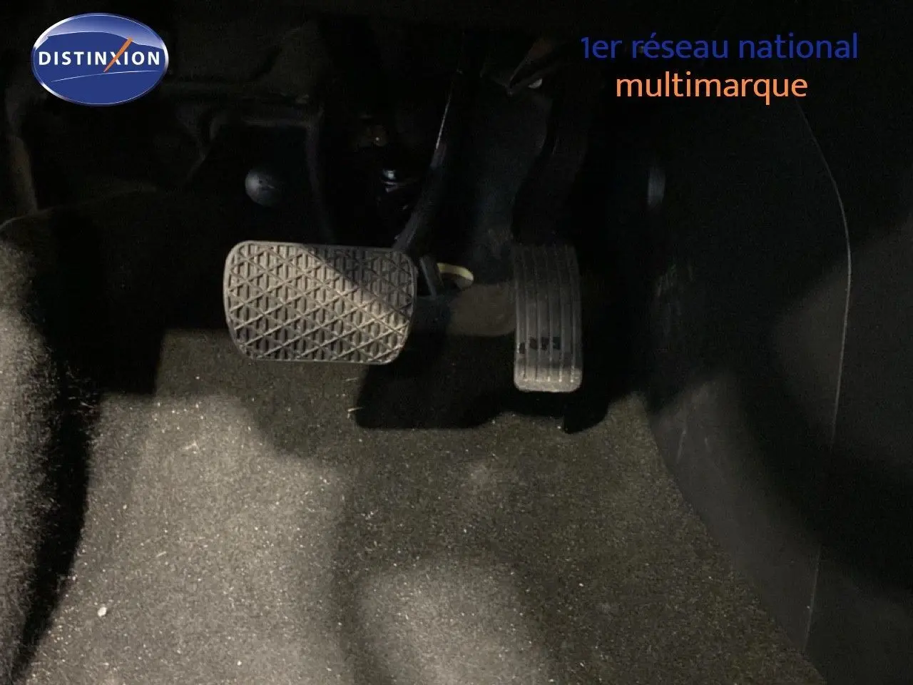 Pédales d'accélérateur et de frein vues de près dans l'habitacle d'une MG3 1.5 Hybrid 2024, couleur Hampstead Grey Metal.