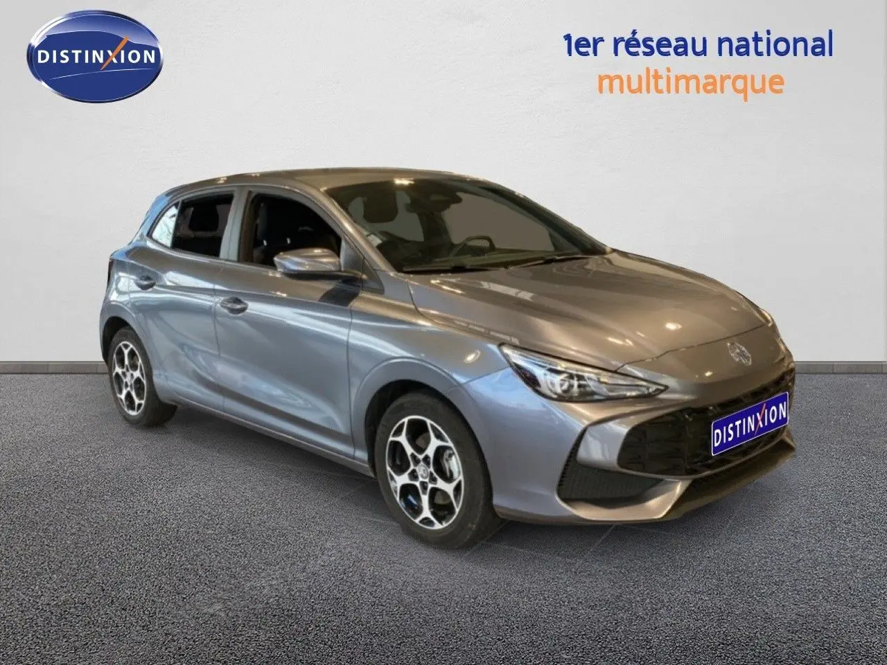 Vue 3/4 avant d'une MG3 1.5 Hybrid 195ch Comfort gris métallisé Hampstead avec jantes bi-ton et calandre noire.