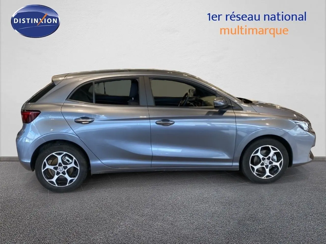 Profil droit de la MG3 1.5 Hybrid 195ch Comfort 2024 en gris Hampstead métallisé avec jantes bi-ton distinctives.