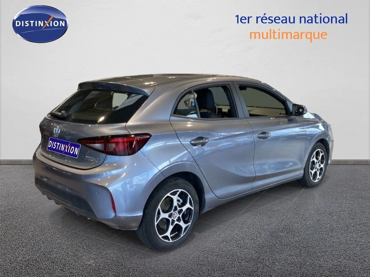 Vue 3/4 arrière droite d'une MG3 1.5 Hybrid 195ch Comfort en gris métallisé Hampstead avec jantes bi-ton.