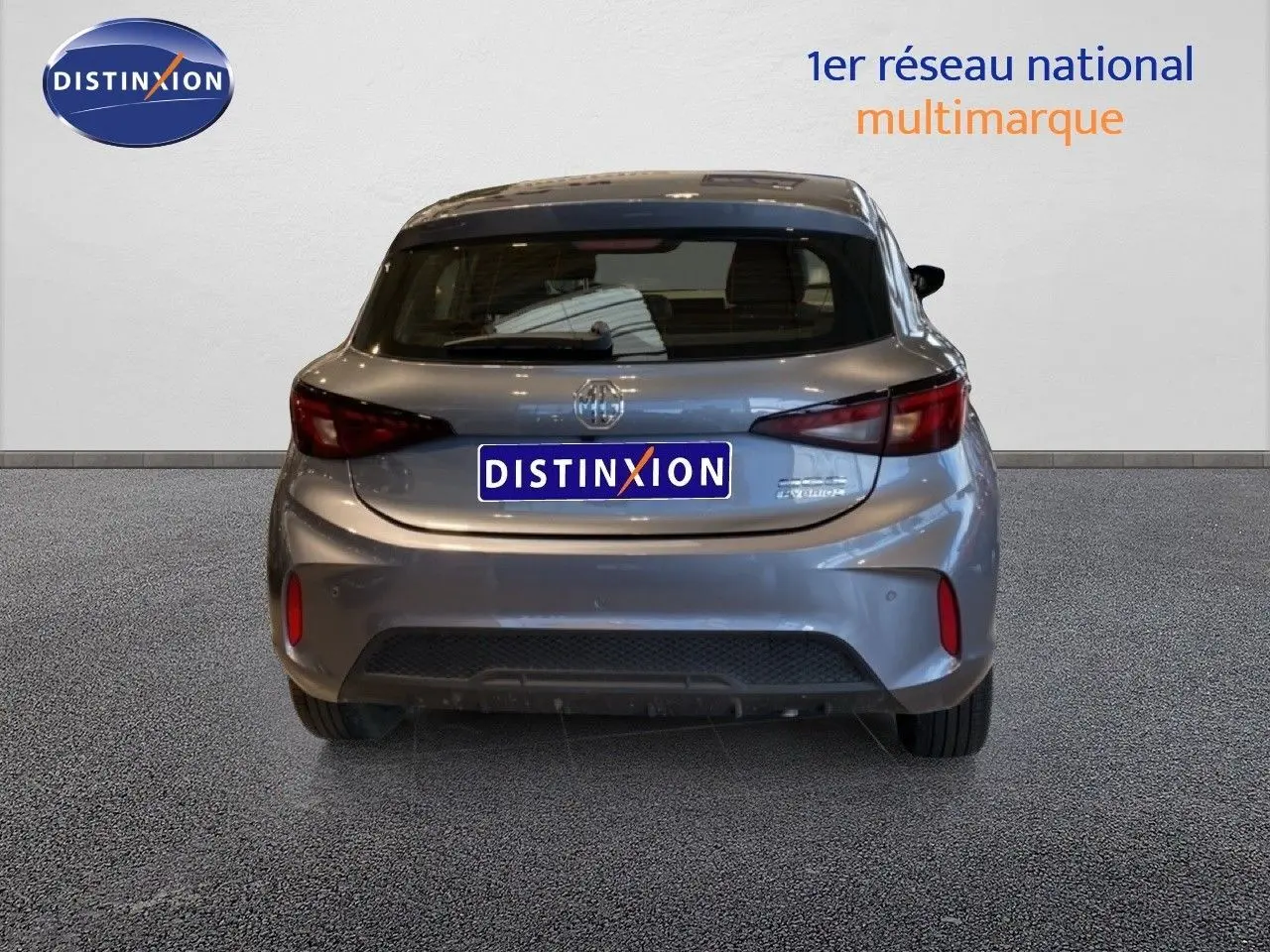 Vue arrière d'une MG3 1.5 Hybrid 195ch Comfort en gris Hampstead, avec feux arrière étirés et hayon fermé.