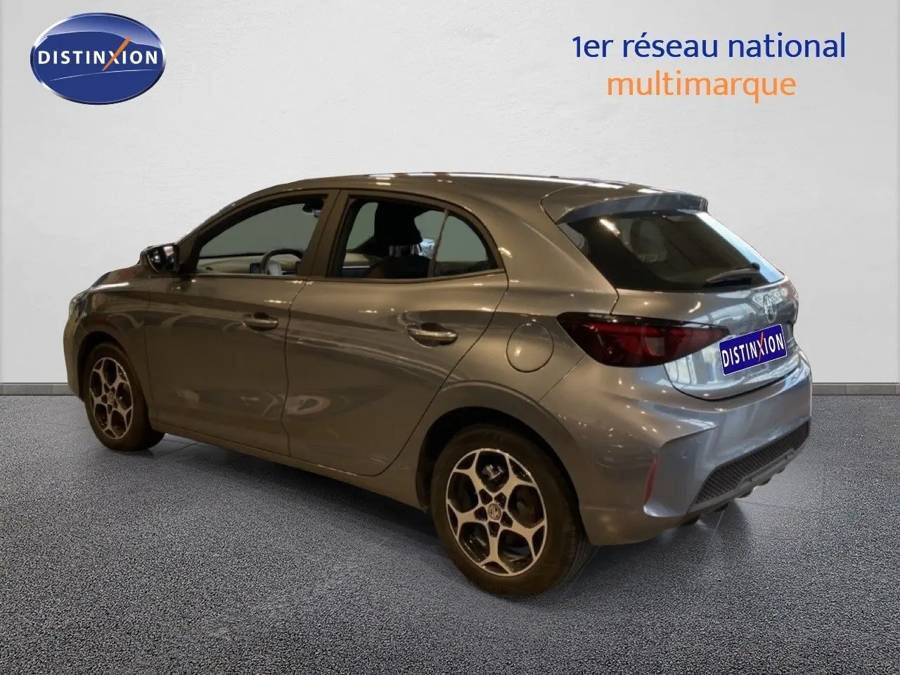 Vue 3/4 arrière droite de la MG3 1.5 Hybrid 195ch Comfort en gris Hampstead, avec jantes bi-ton et hayon fermé.