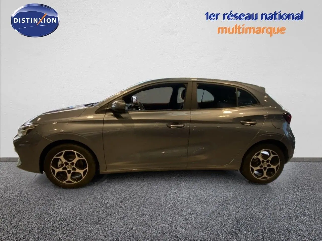 Vue de profil côté gauche d'une MG3 1.5 Hybrid 195ch Comfort gris métallisé Hampstead avec jantes bi-ton.