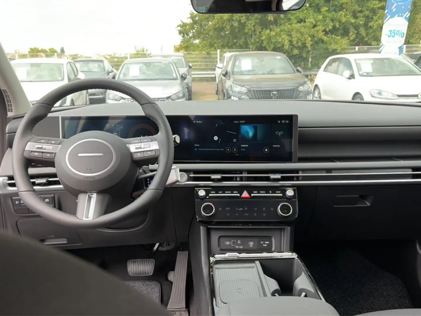 Vue intérieure avant du Hyundai Tucson 2026 gris shimmering, avec tableau de bord numérique et volant multifonction cuir.