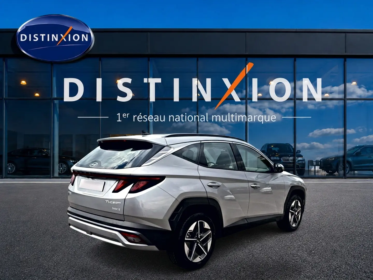 Vue 3/4 arrière droite du Hyundai Tucson gris shimmering 2026 hybride, avec feux arrière LED et jantes alu 18 pouces.