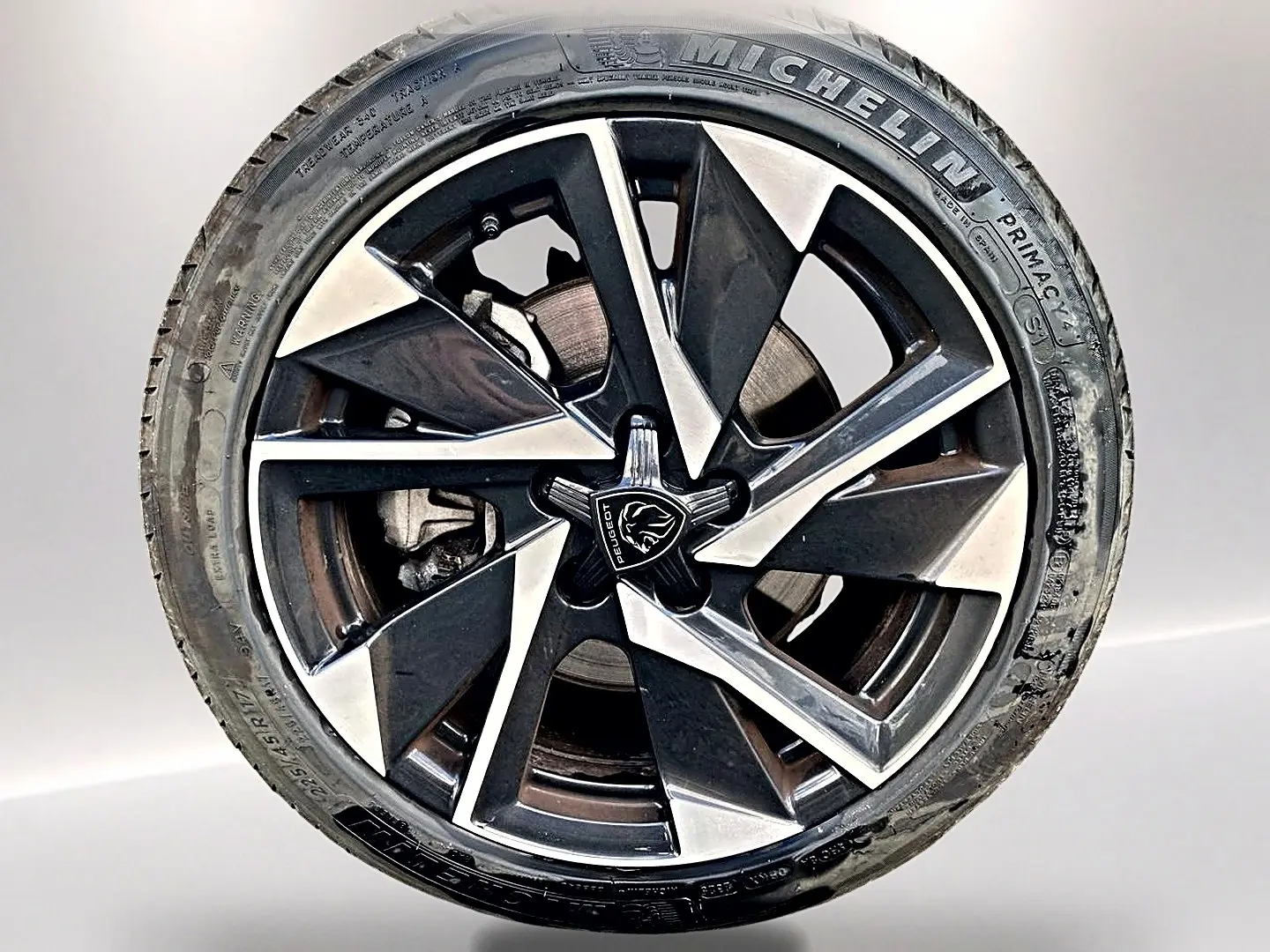 Gros plan sur la jante alu noire et argentée de la Peugeot 308 1.5 BlueHDi 130 Allure EAT8 avec pneu Michelin.