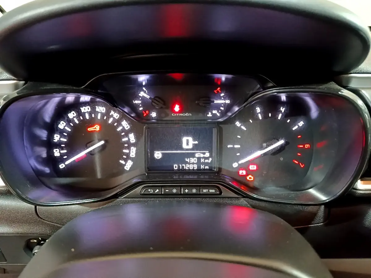 Tableau de bord de Citroën C3 PureTech 83 2022 avec compteurs analogiques et écran digital central affichant 17289 km