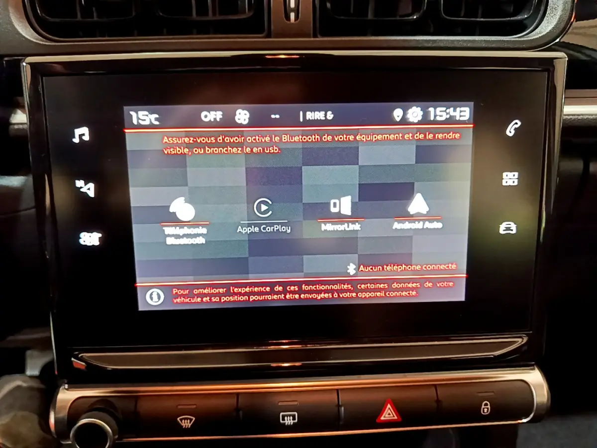 Écran tactile central de la Citroën C3 beige 2022 affichant les options Apple CarPlay et Bluetooth, vue intérieure rapprochée.