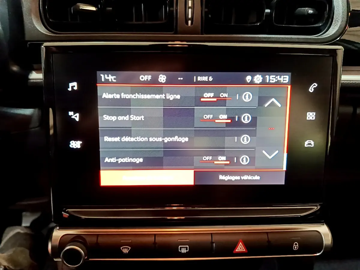 Écran tactile central de la Citroën C3 beige 2022 affichant les réglages d'aide à la conduite.