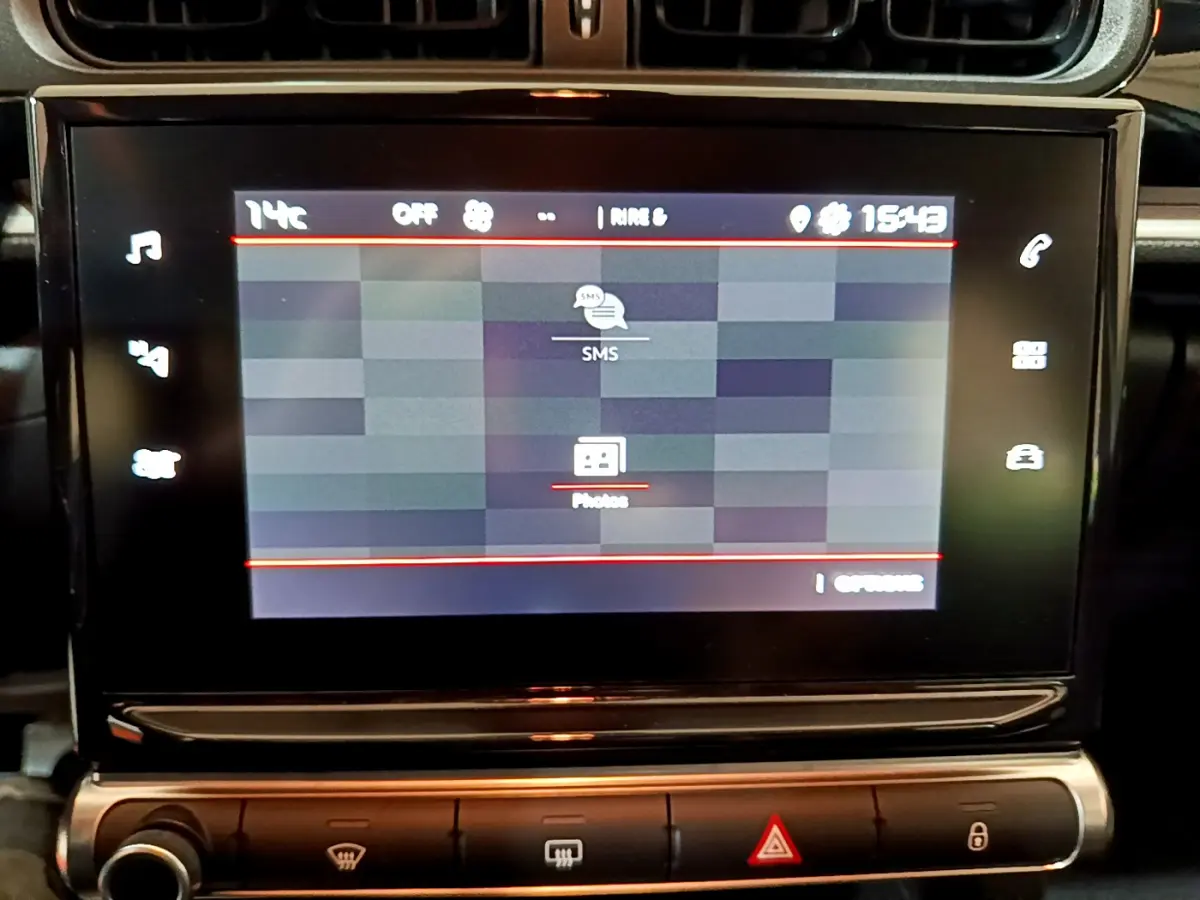 Écran tactile central affichant les options SMS et Photos dans l’habitacle d’une Citroën C3 beige 2022.