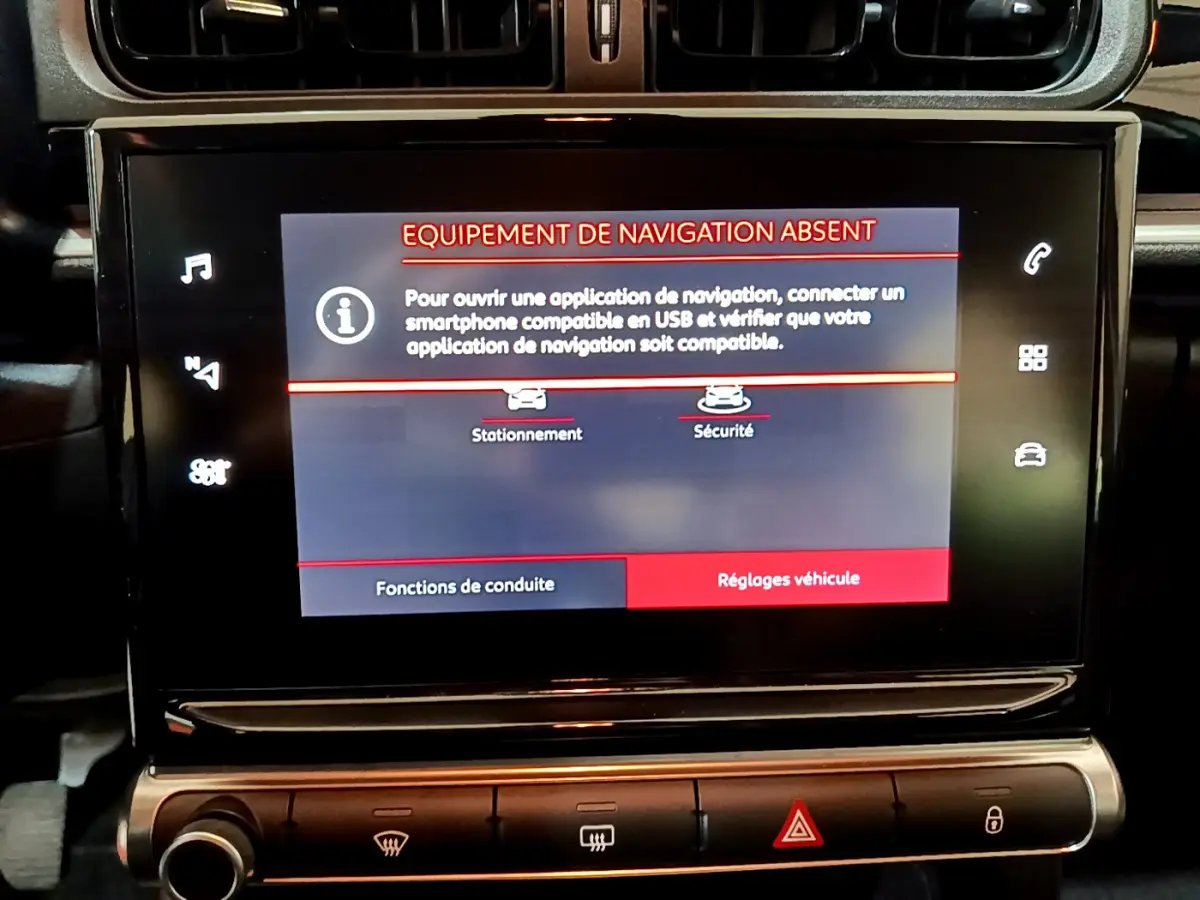 Écran tactile central affichant un message d'absence de navigation dans l'habitacle noir du Citroën C3 beige.