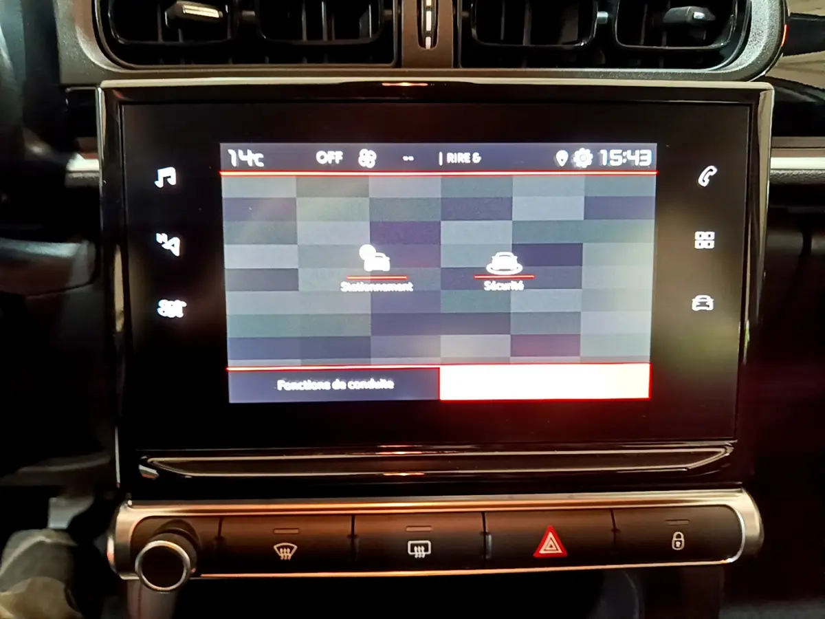 Écran tactile central affichant les fonctions de conduite dans l'habitacle d'une Citroën C3 beige de 2022.