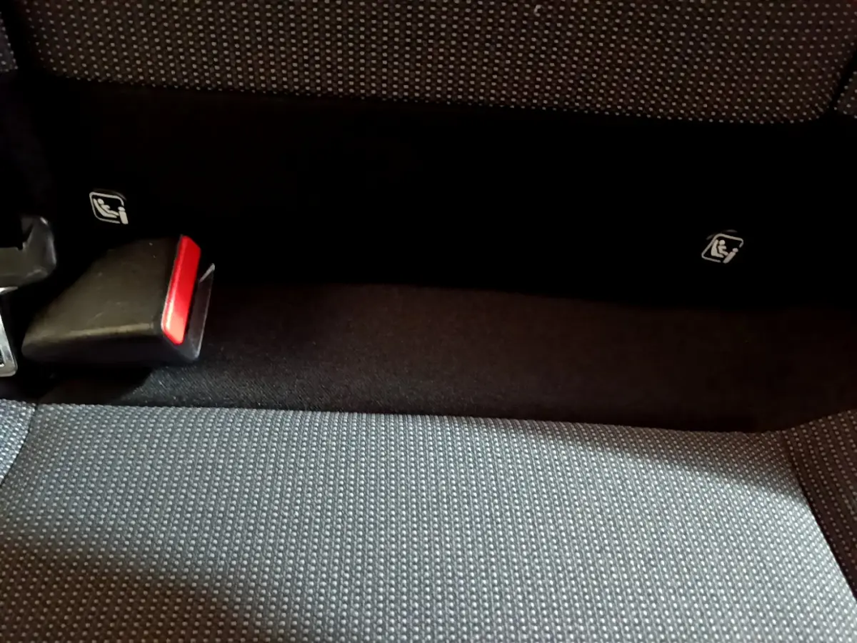 Gros plan sur la banquette arrière noire de la Citroën C3 2022 avec ceintures de sécurité et ancrages Isofix visibles.