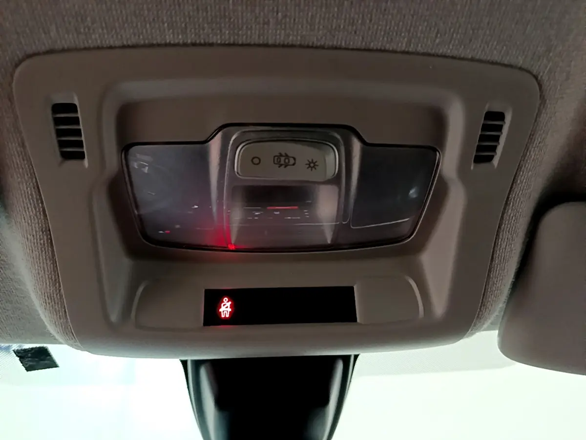Plafonnier intérieur avec éclairage et témoin de ceinture allumé dans une Citroën C3 beige 2022.