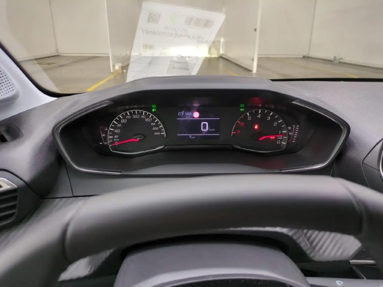 Vue rapprochée du combiné d'instruments numérique et analogique de la Peugeot 208 gris clair, affichant 0 km/h.