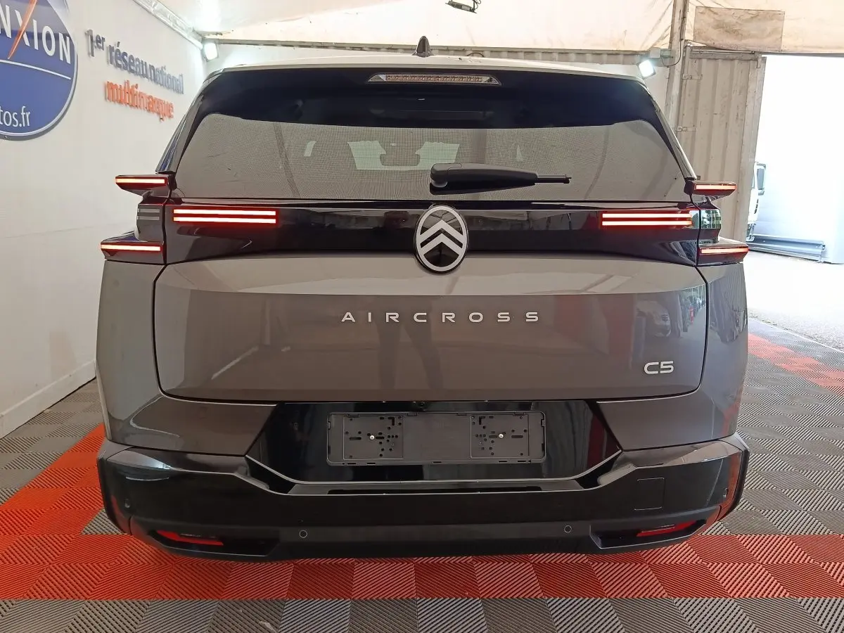Vue arrière d'une Citroën C5 Aircross gris foncé avec feux LED horizontaux et logo central lumineux.